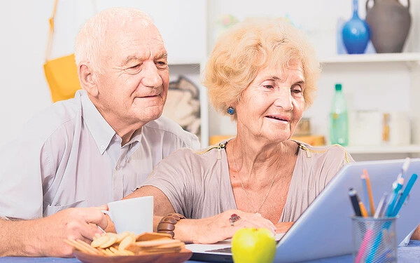 Így segíthetjük idős szeretteinket a biztonságos internetezésben