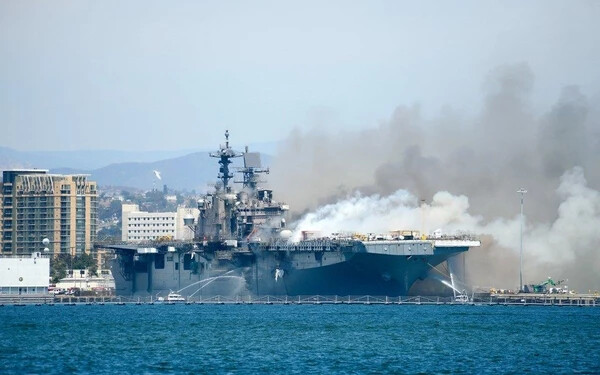 Környezeti katasztrófával fenyeget a második napja lángoló amerikai hadihajó
