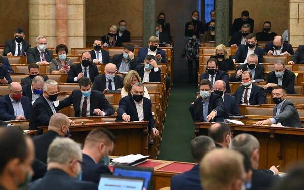 Magyarországon megszavazták az Alaptörvény módosítását: az anya nő, az apa férfi