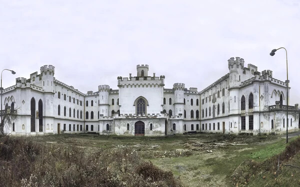 Évek óta csak madarak lakták a bencésektől elperelt oroszvári kastélyt