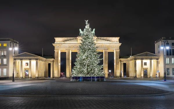 Lefűrészelték a berlini városi karácsonyfa tetejét a klímaaktivisták