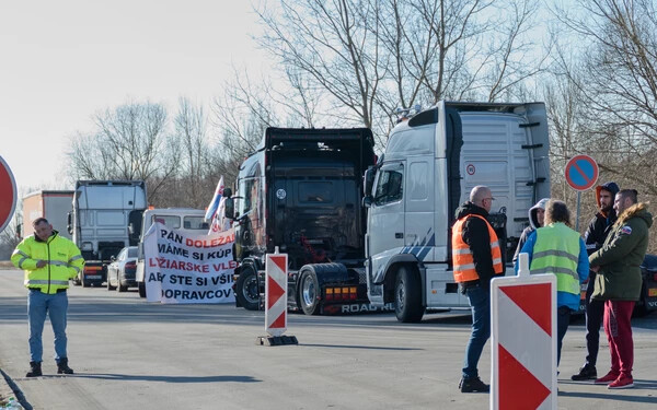 Újabb határátkelőt helyeztek blokád alá a fuvarozók