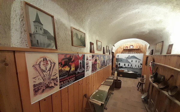 A folyosók számos apró tárgyak, plakátok, korabeli kiegészítők kaptak helyet (A szerző felvétele)