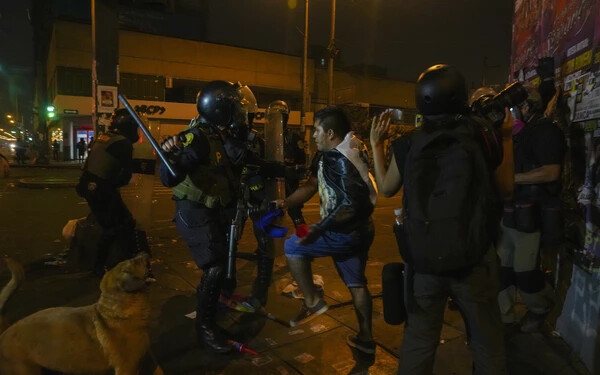 Limában, ahová megérkeztek az andoki szegény régióból jött tüntetők, szombaton továbbra is feszült volt a helyzet. A rendvédelmi erők páncélozott járművel törték be a San Marcos egyetem kapuját, hogy kiűzzék onnan a napok óta az épületben éjszakázó, vidékről érkezett tüntetőket. Mintegy kétszáz embert előállított a rendőrség.