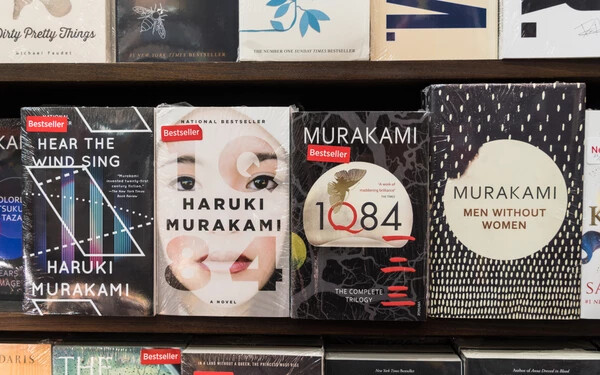 74 éves Murakami Haruki közkedvelt japán író