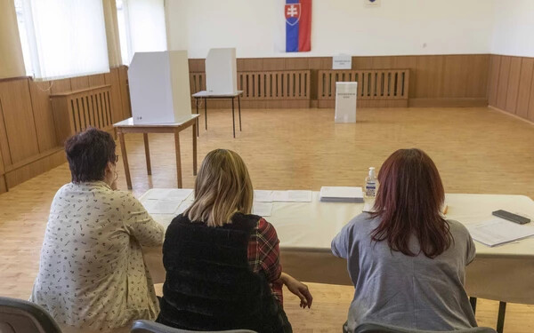 A bizottságok tagjai sokszor az üres helyiségekkel néztek farkasszemet a népszavazáson(Somogyi Tibor felvétele)