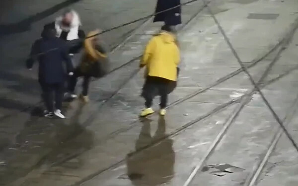 VIDEÓ: Agresszív támadás –  a rúgást ütés követte, a fiatal férfi összeesett