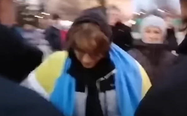 Megvertek egy fiatal orvostanhallgatót, amiért ukrán zászlóval vett részt a béketüntetésen