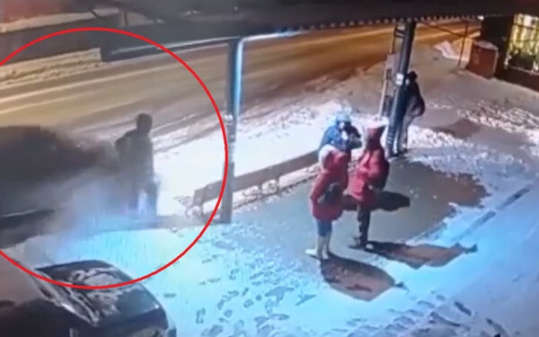 VIDEÓ: Buszmegállóba hajtott a 18 éves sofőr – csak egy hajszálon múlott, hogy nem gázolta el az ott várakozókat