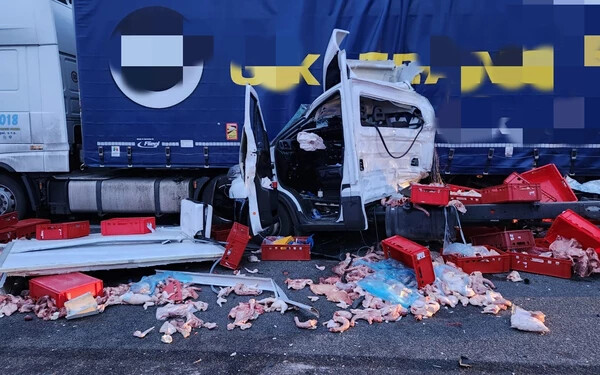VIDEÓ: Tömegbaleset a D1-es autópályán – Kamionba hajtott egy hűtőautó, a hússzállítmány az útra borult
