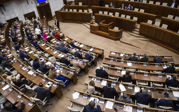 A parlament pénteken sem volt határozatképes az előre hozott választás időpontjáról szóló rendkívüli ülés megnyitásakor
