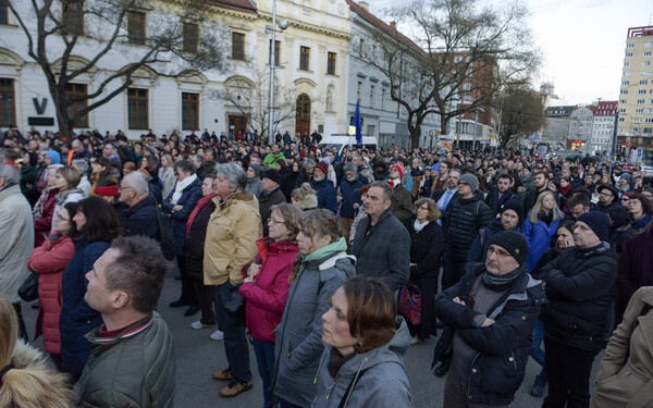 Százak vonultak kedden Pozsony utcáira, hogy Kuciakra és Kušnírovára emlékezzenek