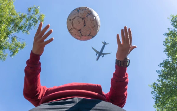 A focista, aki labdával terített le egy repülőgépet
