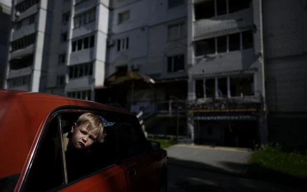 Az orosz invázió pusztító hatással van az ukrán gyermekek mentális állapotára. Gyermekek ezreinek okoztak traumát a katonai konfliktus szörnyűségei, de azok sincsenek könnyű helyzetben, akik már elmenekültek az országból, hiszen egy teljesen idegen környe