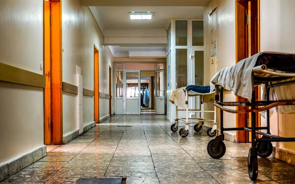 Ágyhoz kötöztek egy 79 éves nőt egy szlovákiai kórházban