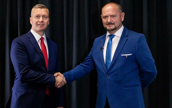 Forró Krisztián, a Szövetség elnöke (balra) és Simon Zsolt, a Magyar Fórum vezetője (jobbra) az Új Szó-stúdióban 2021 őszén még egy kézfogásnyira volt egymástól (Fotó: Norbert Skaličan)