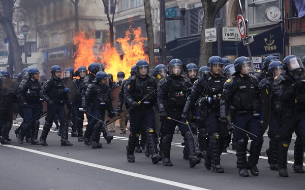 Franciaországban ismét százezrek tiltakoztak a vitatott nyugdíjreform ellen