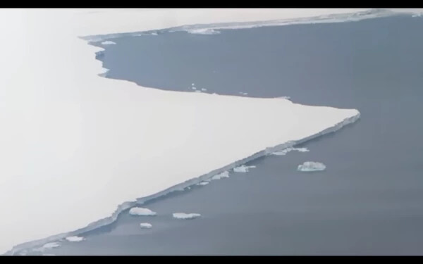 VIDEÓ: Egy lakott sziget felé sodródik a világ legnagyobb jéghegye 