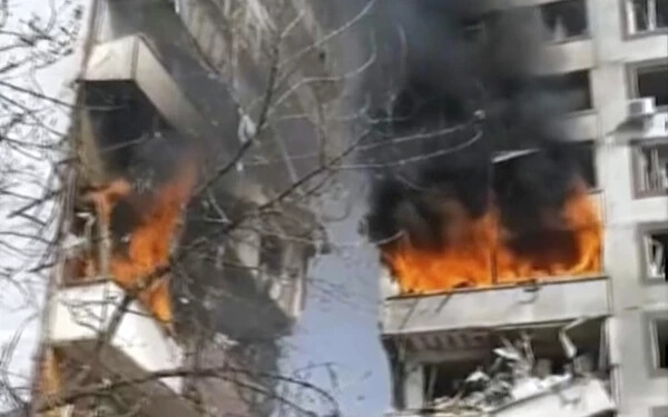 VIDEÓ: Az orosz erők többszintes lakóházakra lőttek Zaporizzsjában, sok a sérült