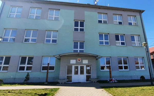 Vágai iskola épülete