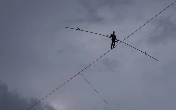 FOTÓK: Drótkötélen egyensúlyozva kelt át a Duna felett Simet László artistaművész