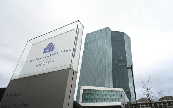 Az Európai Központi Bank az ellenállóbb európai bankszektornak köszönhetően egyelőre jobb helyzetben van, mint az amerikai központi bank szerepét betöltő Fed (TASR/DPA-felvétel)
