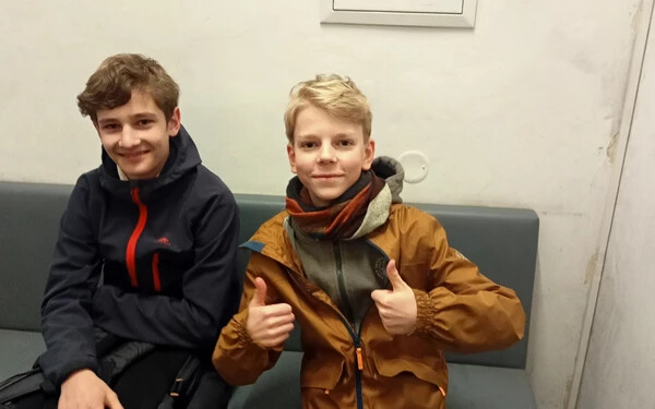 Pénzzel teli hátizsákot talált két 13 éves a prágai villamoson