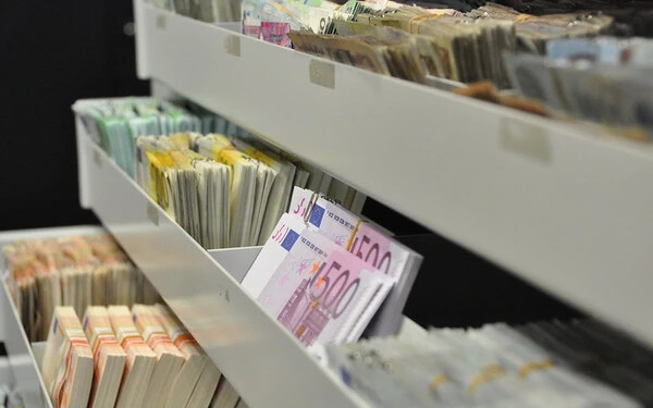 Több mint 800 euróval emelkedik a képviselők fizetése – ennyit keresnek havonta