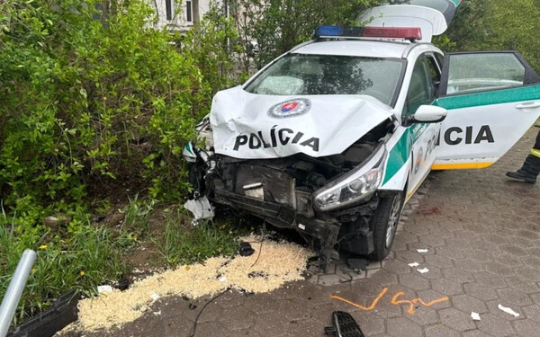 Ripityára tört egy rendőrautót egy szlovákiai sofőr