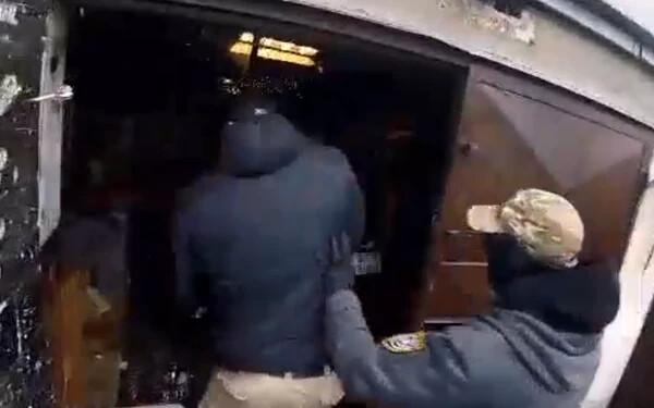 Videón, ahogy rajtaüt a rendőrség egy drogbandán, amely évek óta egy garázsból terjesztette az anyagot