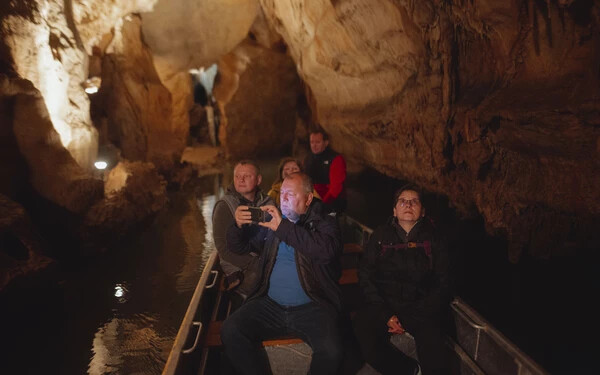 Az UNESCO világörökségi listájára is besorolt barlangot 1930-ban fedezte fel egy csehszlovák turistákból álló klub, két évvel később pedig a nagyközönség számára is elérhetővé tették