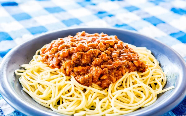 Térdéből kivágott porcot főzött bele a bolognai spagettibe, majd megetette partnerével