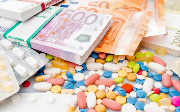 Súlyos válság az egészségügyben: a biztosítók már most felhasználták a speciális gyógyszerekre vonatkozó éves költségvetést