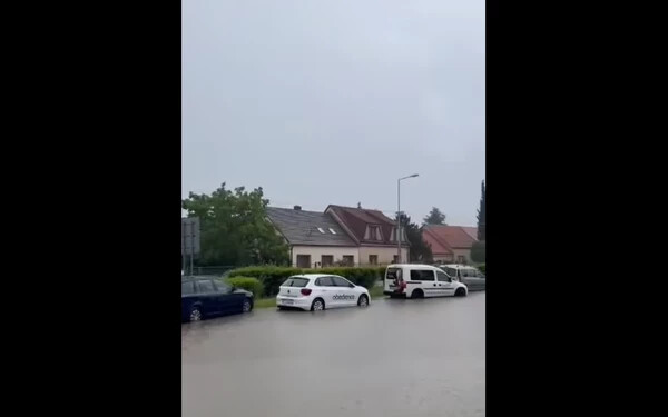 Több utcát elöntött az esővíz Pozsonyban, akadozik a közlekedés