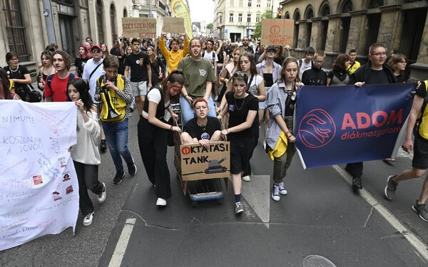 Ismét az új pedagóguséletpálya-törvény ellen tüntettek Budapesten