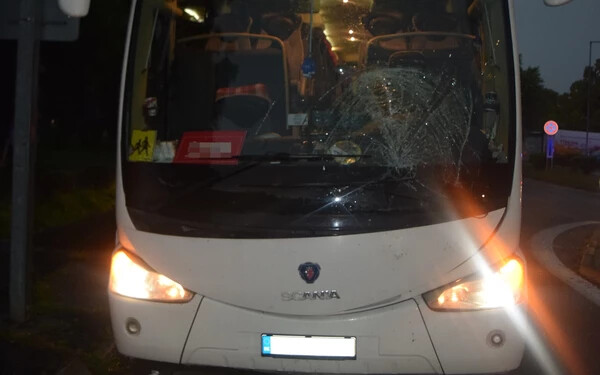 Tragikus baleset Pöstyénben: gyalogost gázolt el egy iskolabusz