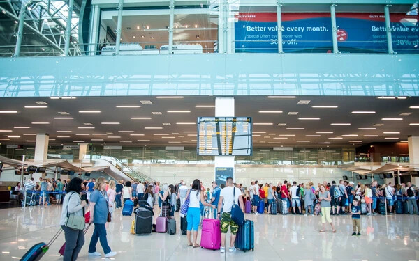 Sokan maradnak le az utazásról csak azért, mert késve érkeznek ki a repülőtérre, de előfordul, aki azt gondolja, hogy a gép indulása az az időpont, amikor oda kell érni a check-in pulthoz, beszállítókapuhoz (Fotó: a pozsonyi M. R. Štefánik repülőtér)