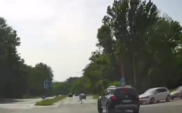 VIDEÓ: Pár centiméteren múlt a gyalogos élete – őrült sebességgel közeledett felé egy sofőr