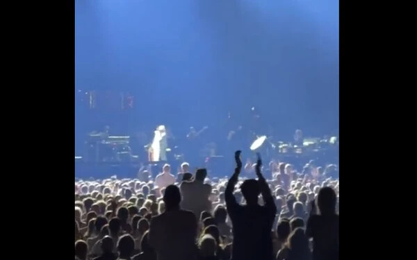 VIDEÓ: Hans Zimmer megszakította londoni koncertjét – megkérte párja kezét