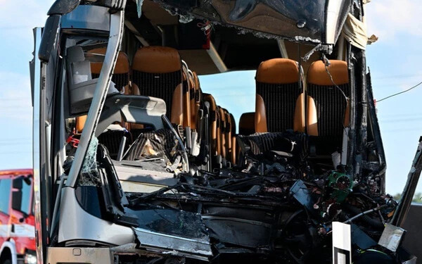 Súlyos buszbaleset történt a szlovák határ mellett, a D2-es cseh autópályán
