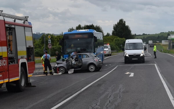 Személyautó ütközött az autóbusszal, hárman megsérültek