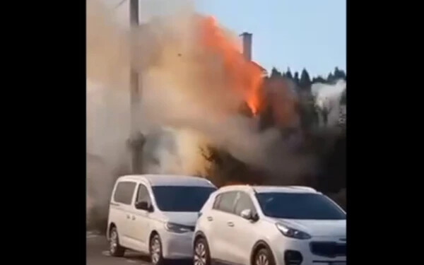 VIDEÓ: Óriási lángokkal égett egy családi ház udvara, ötven háztartás maradt áram nélkül