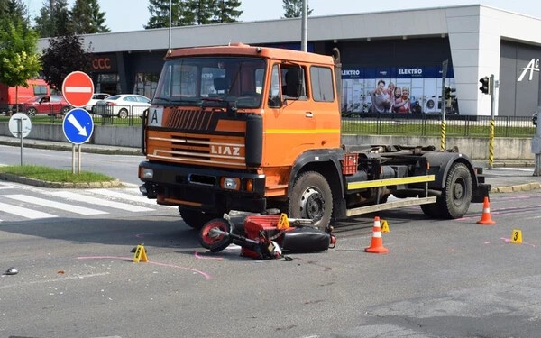 SÚLYOS BALESET: 73 éves motoros hajtott a nyergesvontató elé