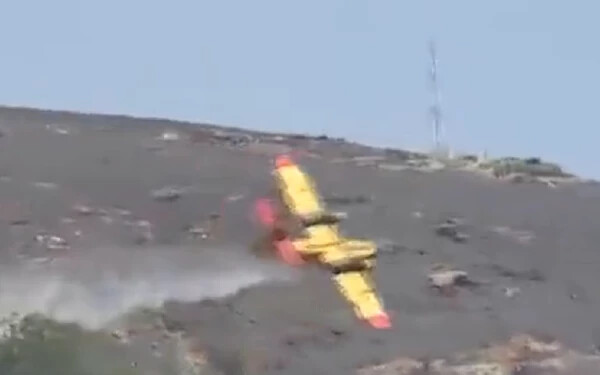 VIDEÓ: Tűzoltás közben zuhant le egy mentőrepülőgép Görögországban
