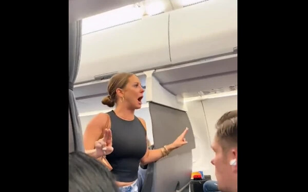 VIDEÓ: Egy nő szerint az egyik utas „nem volt igazi“ a repülőn – teljesen felháborodott