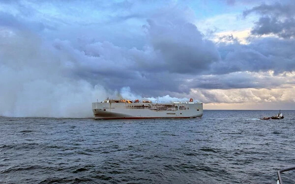 Megkezdték a Hollandia partjainál égő teherhajó elvontatását