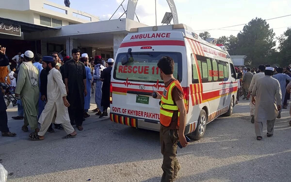 Többen meghaltak egy pakisztáni politikai rendezvényen elkövetett robbantásban