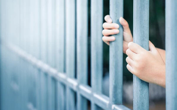 Bilincset raktak 3 éves fiuk kezére, majd börtönbe zárták a rendőrszülők
