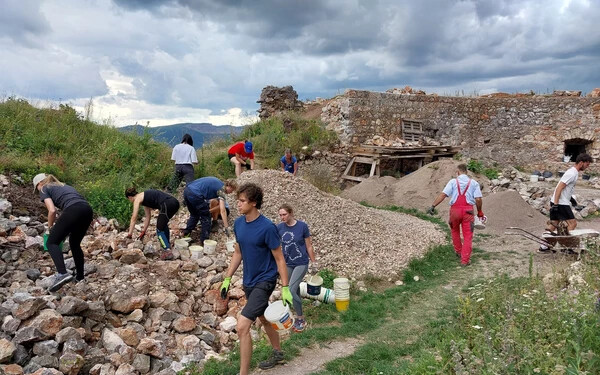 A nyár folyamán az önkéntesek is jócskán bekapcsolódtak a várban történő felújítási munkálatokba