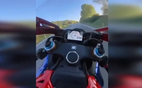 VIDEÓ: 300 kilométer per órával hasított egy motoros – teljesítményével a közösségimédia-oldalán büszkélkedett